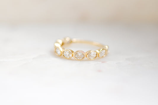 Oval Horizontal Bezel Band